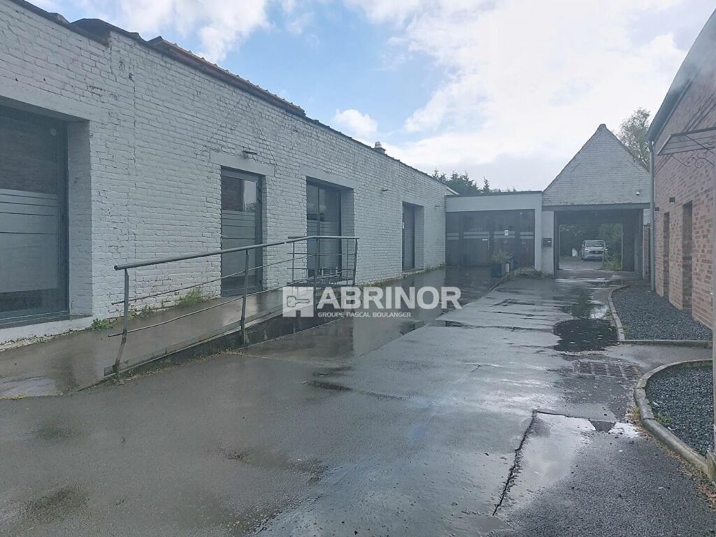 Local en vente à NEUVILLE EN FERRAIN — photo 1