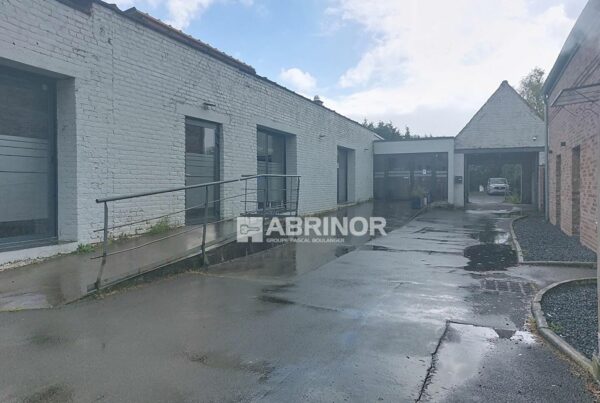 Local en vente à NEUVILLE EN FERRAIN — photo 1