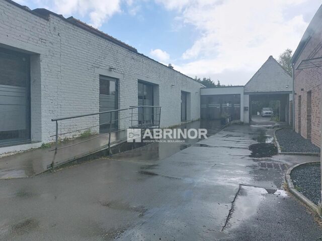 Local en vente à NEUVILLE EN FERRAIN — photo 1