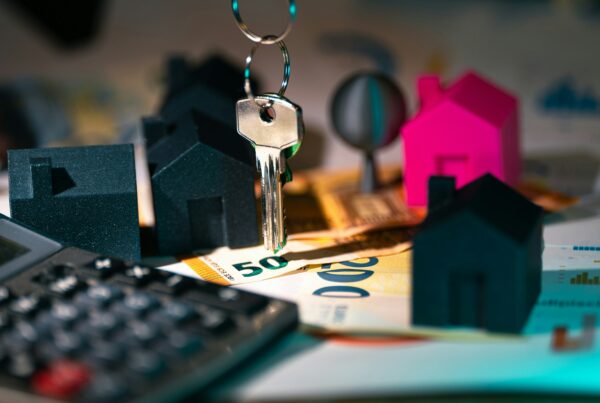 Couple étudiant un projet de défiscalisation immobilière avec un conseiller immobilier