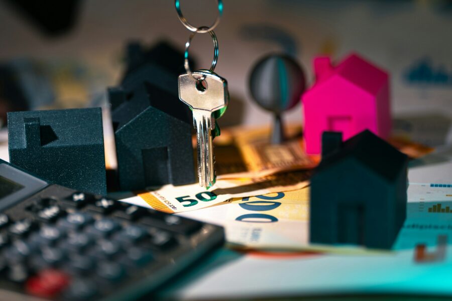 Couple étudiant un projet de défiscalisation immobilière avec un conseiller immobilier