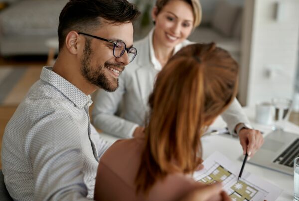 Investisseur étudiant un projet d'investissement immobilier à Lille Évitez :