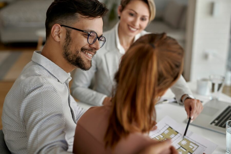 Investisseur étudiant un projet d'investissement immobilier à Lille Évitez :